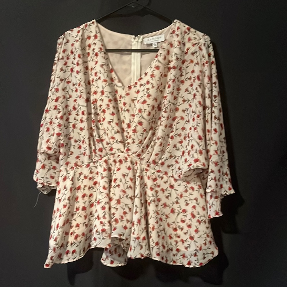Beautiful flowey flower dress shirt. V neck and zipper back. Size small.